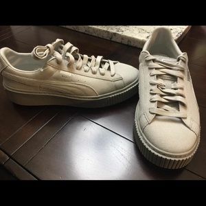 Brand new women's pumas size 9 (w/o Box)